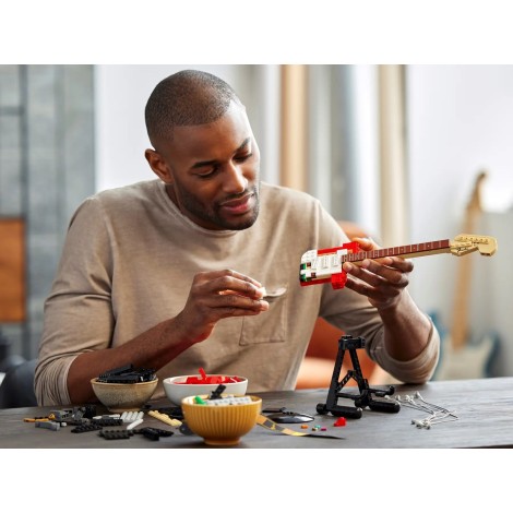 LEGO IDEAS 21329 FENDER STRATOCASTER